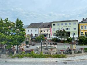 a view of a town with a fountain and buildings at Nici´s Appartements Heidenreichstein in Heidenreichstein