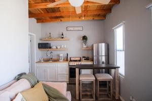 uma pequena cozinha com uma mesa e um frigorífico em Finca San Sebastian em Valle de Guadalupe