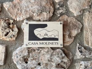 ein Schild für die Berge der Casa an einer Felswand in der Unterkunft Prades Vila Bella - Casa Molinets i Casa Borrianes in Prades