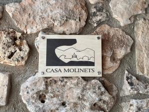 un cartello per le montagne di casa su una parete di roccia di Prades Vila Bella - Casa Molinets i Casa Borrianes a Prades