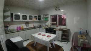 瓦迪穆薩的住宿－Petra Antique House，厨房配有桌子和桌布