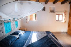 Säng eller sängar i ett rum på Rustic Holiday Villa Upper Qeparo