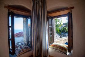 2 Fenster in einem Zimmer mit Meerblick in der Unterkunft Rustic Holiday Villa Upper Qeparo in Himarë