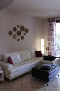 a living room with a white couch and a table at Sweet Home en Arquá Petrarca in Arquà Petrarca