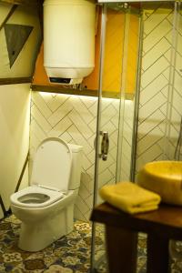 a bathroom with a toilet and a sink at Meselik Park Bungalov in Sapanca
