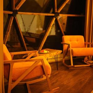Zimmer mit 2 Stühlen, einem Tisch und einem Stuhl in der Unterkunft Meselik Park Bungalov in Sapanca