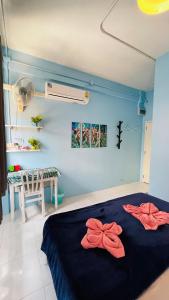 Un dormitorio con una cama con dos arcos. en 4J Lodge, en Bangkok