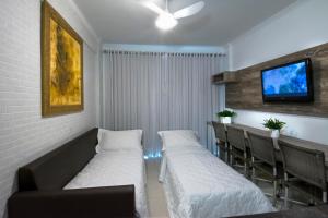 邦比尼亞斯的住宿－波拉波拉旅館，一间小房间,配有两张床和一张沙发