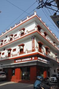 un bâtiment avec un hôtel krishna dans l'établissement Hotel Krishna Ji, à Haridwar