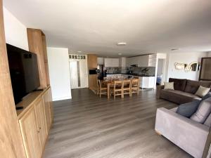 a living room and kitchen with a couch and a table at Apartamento Calle Real in Quimbaya