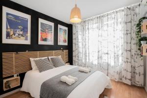 ein Schlafzimmer mit einem Bett mit zwei Handtüchern darauf in der Unterkunft MARIALUISA_PARK@HOME VFT/SE/03556 in Sevilla