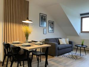 salon ze stołem i kanapą w obiekcie Apartmán Nahoře w mieście Vacov