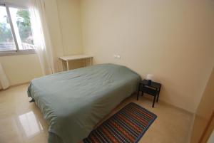 ein kleines Schlafzimmer mit einem Bett und einem Fenster in der Unterkunft Casalux One - Seaview - Outdoor Living - Pool - 5p in Pego