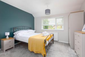 een slaapkamer met een bed en een raam bij Charles Alexander Short Stay - Moorway House in Poulton le Fylde