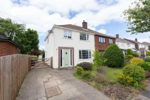 una casa blanca con una puerta verde en Charles Alexander Short Stay - Moorway House en Poulton le Fylde