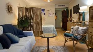 ein Wohnzimmer mit einem Sofa und einem Tisch in der Unterkunft Celadon guadeloupe in Sainte-Anne
