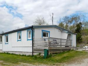 una pequeña casa blanca con adornos azules en 7 person holiday home in LYSEKIL, en Lysekil