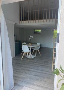 - une salle à manger et une cuisine avec une table et des chaises dans l'établissement Villa ANOLPA, à Vence
