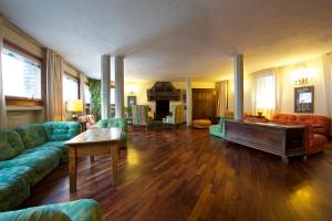 a living room with a couch and a table at Hotel Dolonne in Courmayeur