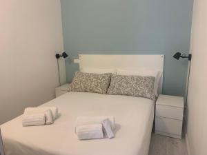מיטה או מיטות בחדר ב-Sunset Suite - Appartamento al Mare - Marina di Carrara