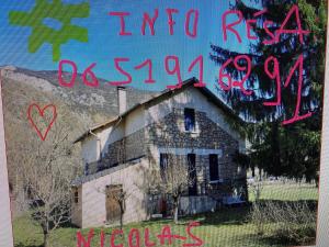 una foto de una casa con escritura en ella en CHALET Tout Confort Proche d AX Les Thermes en Vèbre