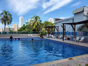 una piscina con persone in acqua di Vista ESPECTACULAR al Laguito, MUY cerca a la playa a Cartagena de Indias