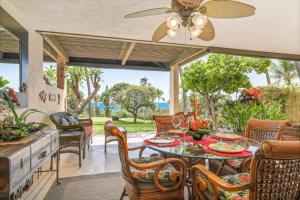 una sala da pranzo con tavolo e sedie di Country Club Villas 124 a Kailua-Kona