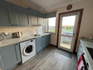 Kitchen o kitchenette sa Lomond View Apartment