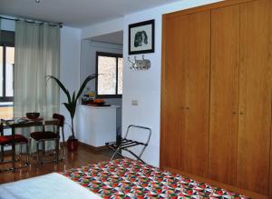 1 dormitorio con 1 cama, mesa y sillas en MalagaOlé Centro en Málaga