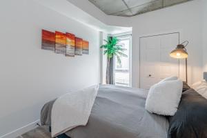 ein Schlafzimmer mit einem Bett und einer Topfpflanze in der Unterkunft 2 Bedroom condo - 800M of Old Quebec ! in Québec + 20 Fotos