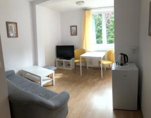 - un salon avec un canapé et une table dans l'établissement Villa Ola, à Polanica-Zdrój