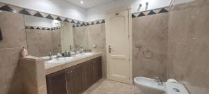 łazienka z 2 umywalkami i prysznicem w obiekcie LUMINOSO APARTAMENTO San Roque Golf Club w mieście San Roque +34 zdjęcia