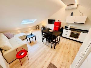 salon z kanapą i stołem w obiekcie ÁTICO DALAI - Jacuzzi & Terraza junto al mar y playas w mieście Villanueva de Arosa