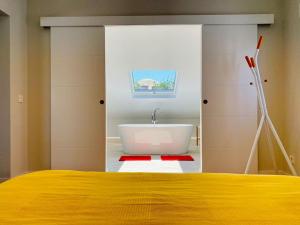 Łóżko lub łóżka w pokoju w obiekcie ÁTICO DALAI - Jacuzzi & Terraza junto al mar y playas