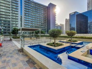 Bazén v ubytování 1 Bedroom Apartment in Business Bay, Burj Khalifa nebo v jeho okolí