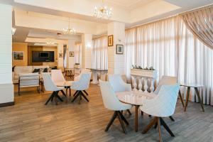 a room with chairs and tables and a living room at Ingleses Palace Hotel in Florianópolis