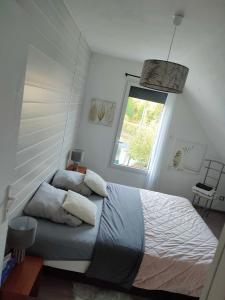 una camera da letto con un grande letto e una finestra di Chambre récente chez particuliers a Francueil
