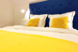 Łóżko lub łóżka w pokoju w obiekcie ÁTICO DALAI - Jacuzzi & Terraza junto al mar y playas