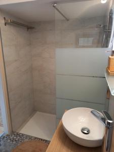 bagno con doccia e lavandino bianco di Casa di vacanza in Capriasca ( Lugano ) a Bidogno