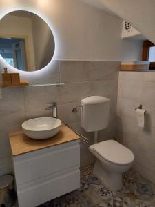 La salle de bains est pourvue de toilettes, d'un lavabo et d'un miroir. dans l'établissement Casa di vacanza in Capriasca ( Lugano ), à Bidogno