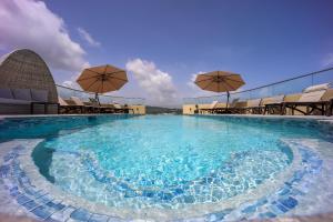 Bazén v ubytování Comfort Inn & Suites Tobago nebo v jeho okolí
