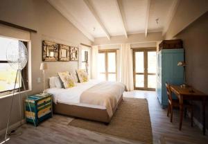 Un pat sau paturi într-o cameră la Vrisch Gewagt Boutique Self-Catering Olive Farm +62 fotografii