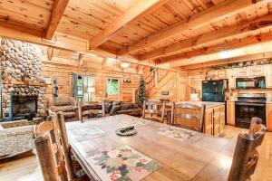 - une salle à manger avec une grande table en bois dans une cabine dans l'établissement Bear Pleasures, à Gatlinburg