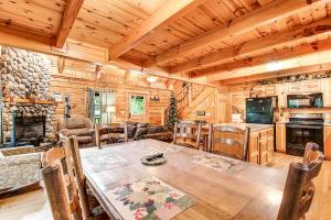 un comedor con una gran mesa de madera en una cabaña en Bear Pleasures, en Gatlinburg