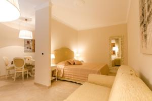 1 dormitorio con 2 camas, mesa y comedor en Residenza Marchesi Pontenani, en Florencia