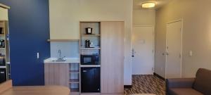 um quarto com uma cozinha e uma sala de estar em Microtel Inn & Suites by Wyndham Fountain North em Fountain