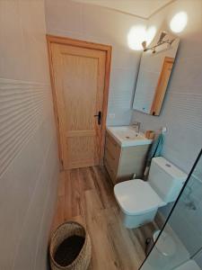 łazienka z toaletą i umywalką w obiekcie Apartamento MAYATA DELUXE w mieście Mazo
