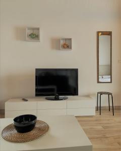 Apartamento MAYATA DELUXE في Mazo: غرفة معيشة مع تلفزيون بشاشة مسطحة كبيرة