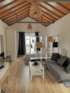 salon z kanapą i stołem w obiekcie Apartamento MAYATA DELUXE w mieście Mazo