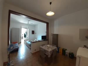 salon ze stołem w pokoju w obiekcie Lido dei Miracoli w mieście Lido Conchiglia